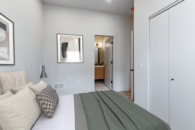 Photo - Renovated 3 bedroom in Lincoln Park - Now Leasing! Unidad 2F