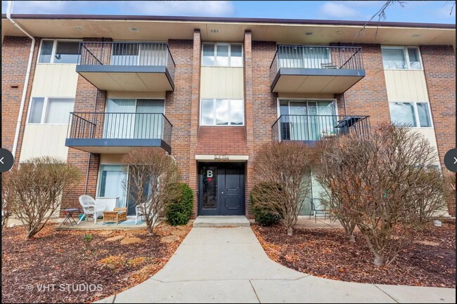 5S066 Pebblewood Ln Unit B9