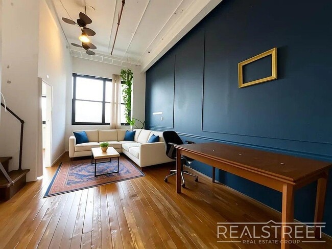 Building Photo - Hart St