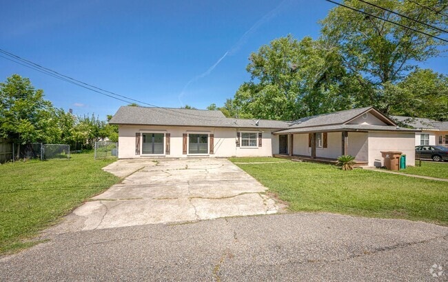 Building Photo - Charming 4-Bedroom, 2-Bath Home in a Prime...