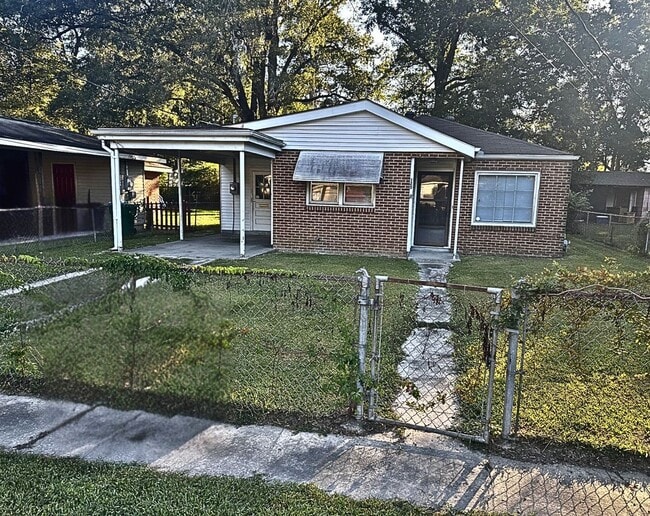 Building Photo - Mesmorizing 3 Bedroom