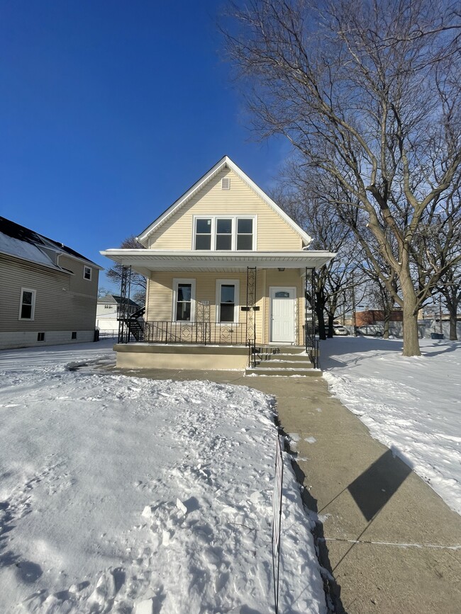 Front Entrance - 138 N 14th Ave Unit B