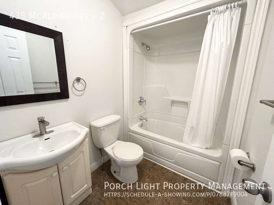 Photo - 1 Bedroom Plus Den. Brand New Renovations. Private Laundry. Unit 2