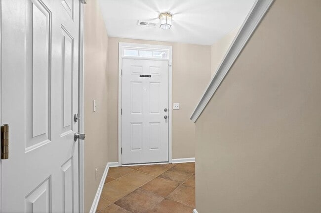 Photo - 107 Sylvan Oak Way