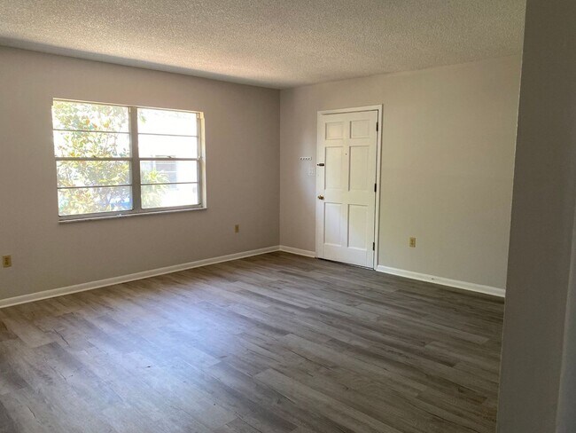 Photo - Spacious 2BR/1BA Townhouse in Prime Lakeland Location