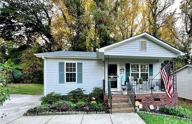 Building Photo - 2 bedroom 1 bath renovated home