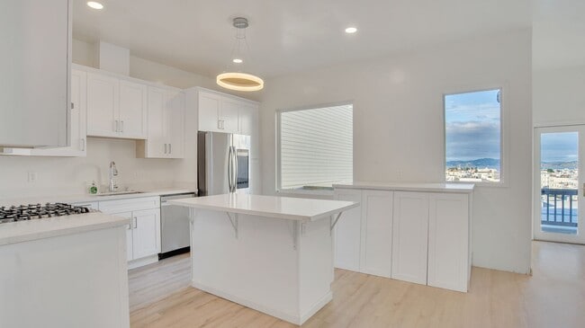 Photo - 2610-2612 Greenwich St Unit 2612
