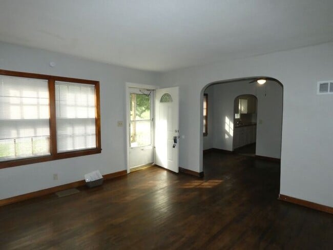 Riverside Home Ready to Lease-4701 N Green Hills Rd