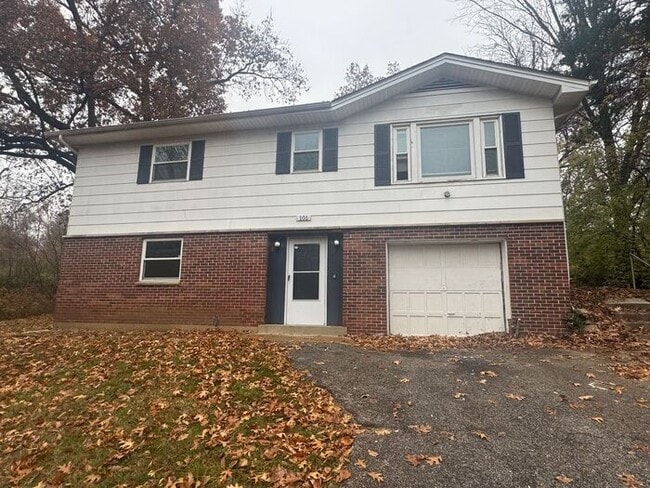 Building Photo - 4 Bed/2 Bath Ranch