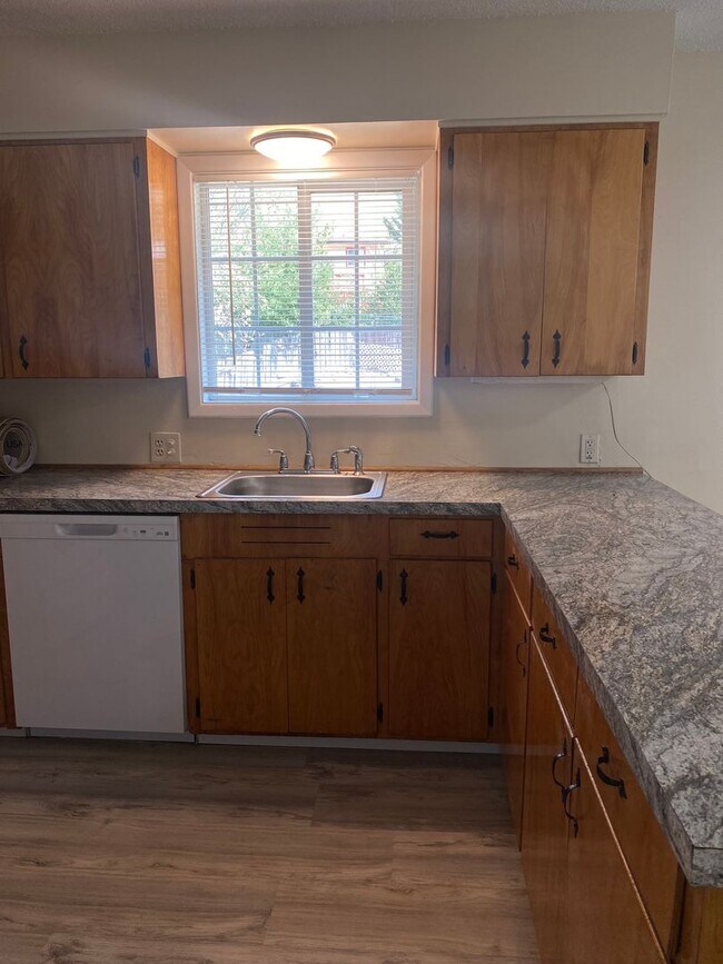 6407 Harvey Dr Unit Room 3