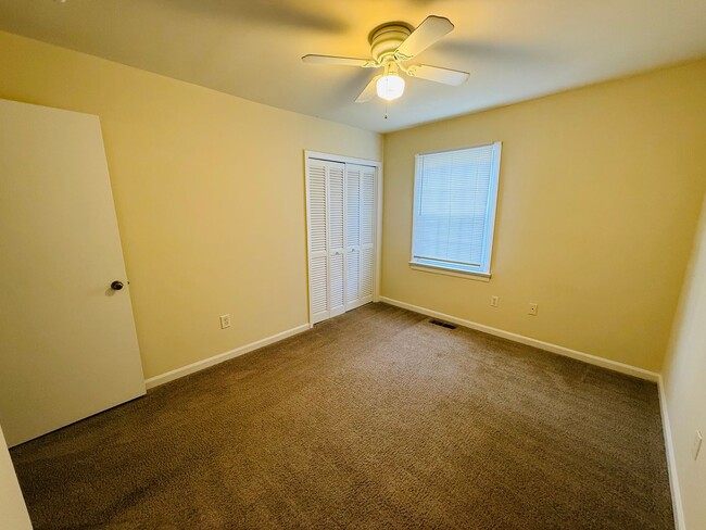 Building Photo - 3 Bedroom, 2.5 Bath Townhouse