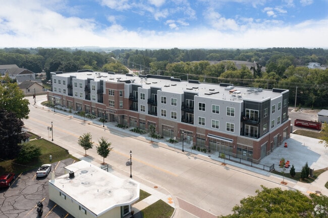 Building Exterior - MAMMOTH SPRINGS AT THE CORNERS