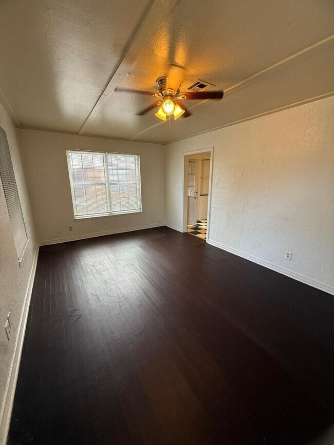 Photo - 2 Bed 1 Bath Duplex For Lease NOW!