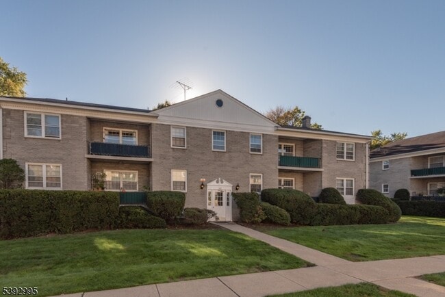 Building Photo - 135 S Maple Ave