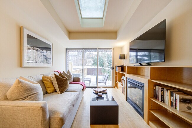 Photo - 138 Macpherson Ave Unit SI ID1473325P
