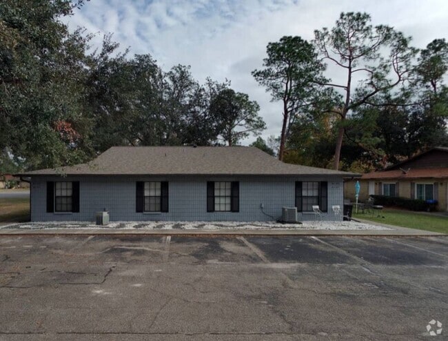 Building Photo - Cozy 2/1 Quadplex in NW Gainesville – Quie... Rental