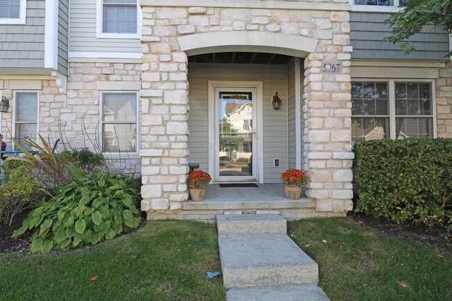 Building Photo - 5967 Canyon Creek Dr Unit 504