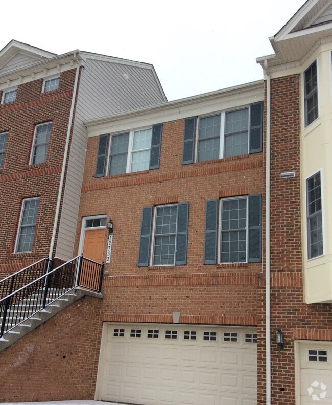 Building Photo - SPACIOUS TH IN CLARKSBURG Rental