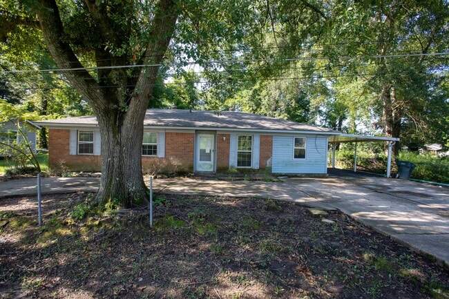 Building Photo - 2904 McLeod St Rental