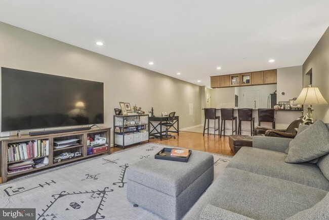 Photo - 1020 N Stafford St Apartment Unit 201