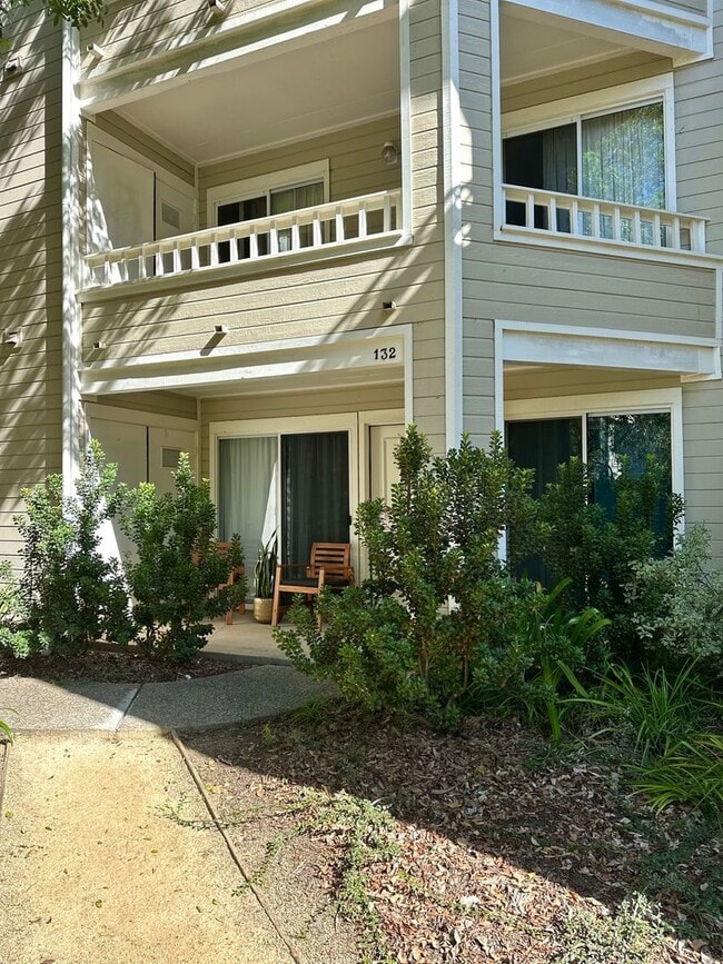 Building Photo - Rarely available 1 bedroom, 1 bathroom Con...