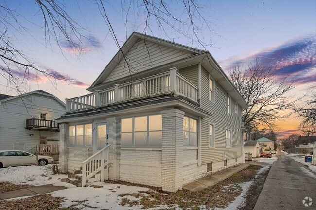 Building Photo - NW 2BR Upper Unit 2 Rental