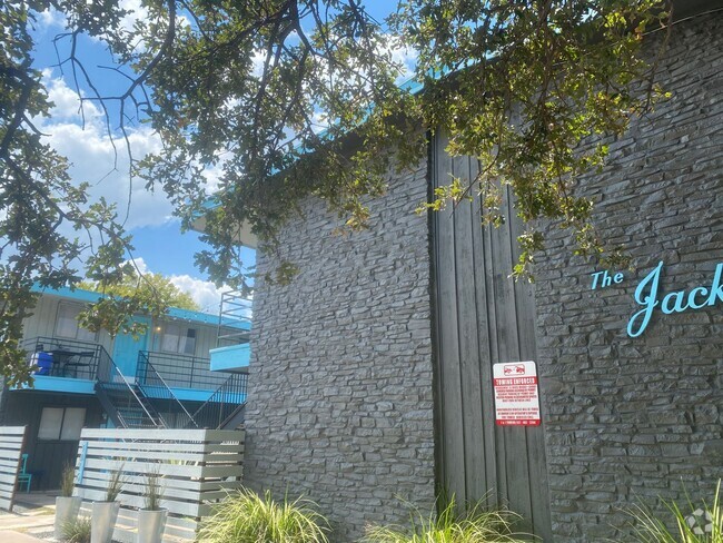 Building Photo - Great one bedroom in Hyde Park! Unit 108 Rental