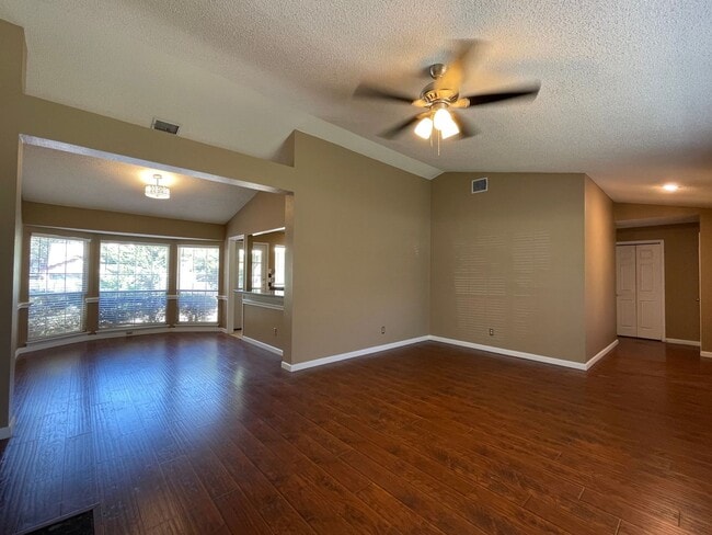 Photo - Gorgeous 3 Bedroom House for rent in Grape...
