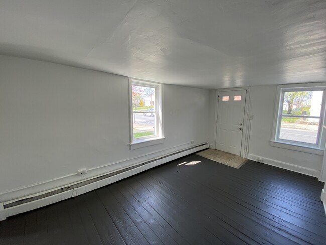 Photo - 572 S Main St