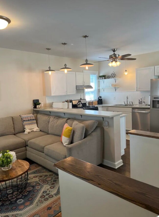 Charming 3 Bedroom with Fenced Yard & Park... House House Rental in