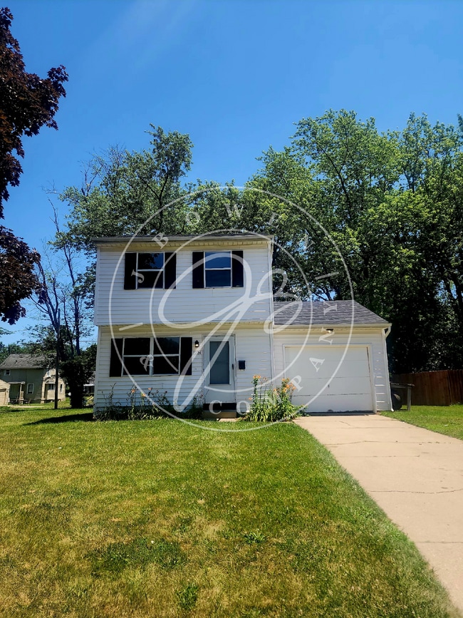 Building Photo - Preparing for showings! 3 bed 1.5 bath nea...