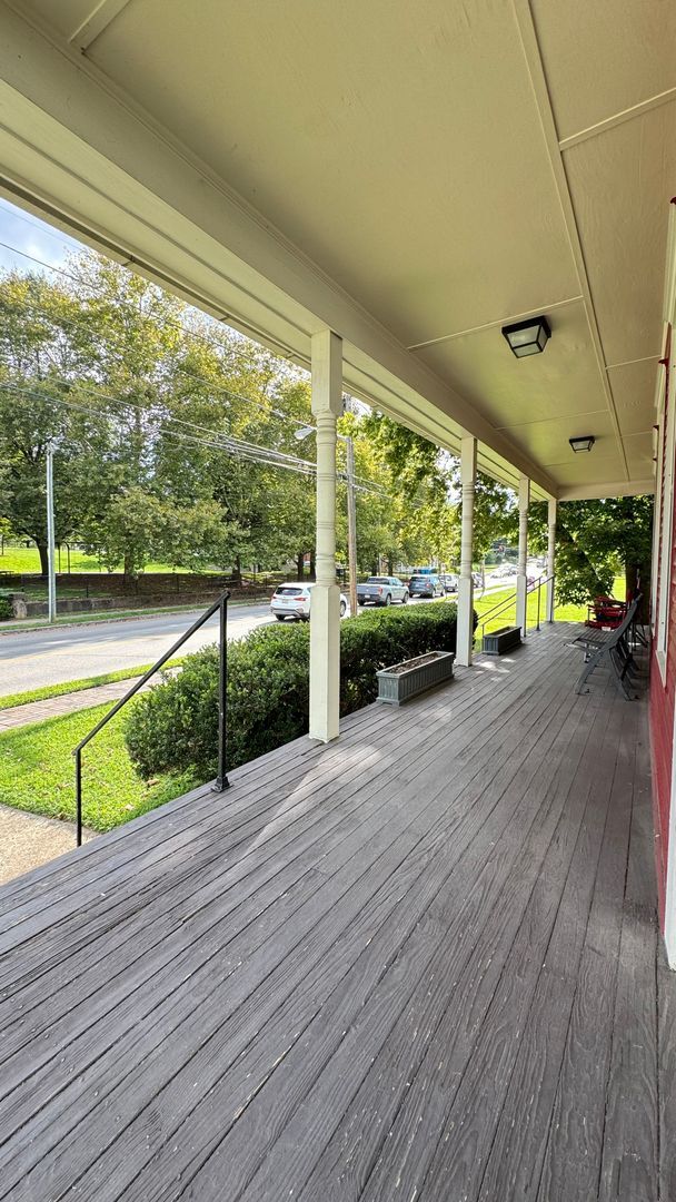 Photo - 911 Campbell Ave SW Unit 3 Bed/1 Bath Apartment