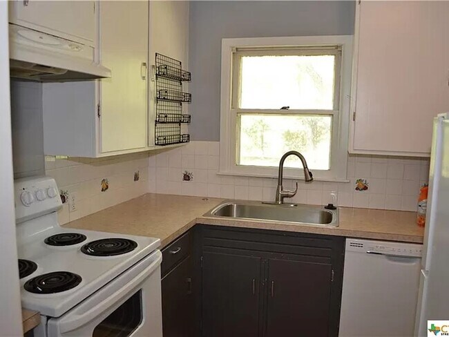 Photo - 3 Bed, 1 Bath with Hardwood Floors and Large Fenced Backyard