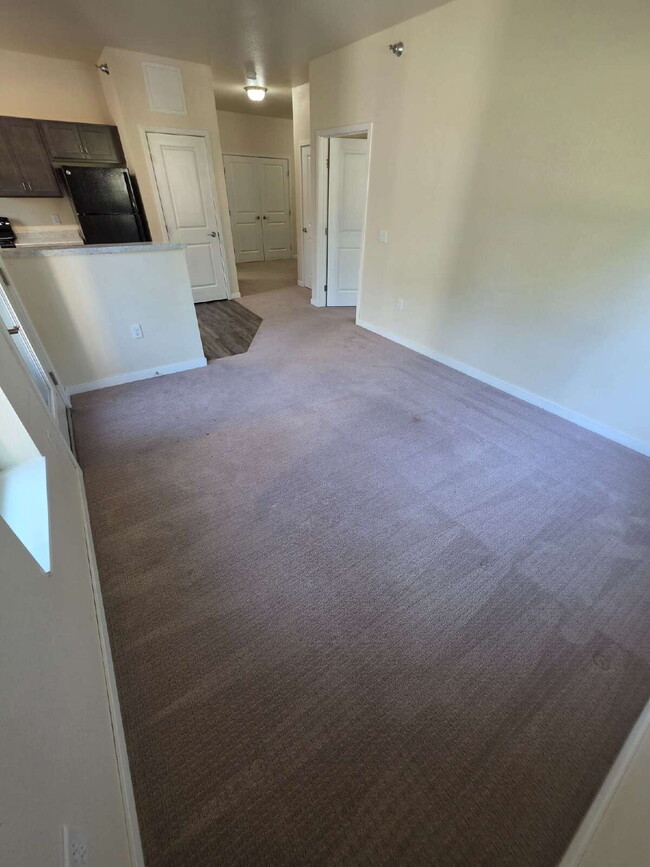 2 Bedroom | 1 Bathroom 2nd Floor Apartment Available RIGHT NOW!