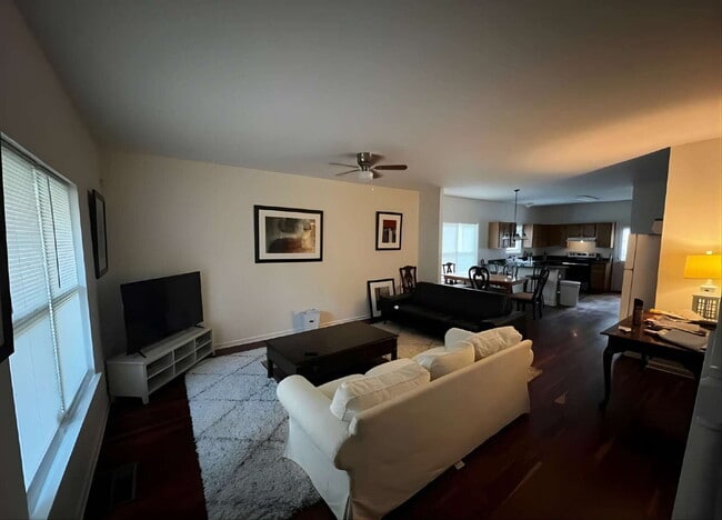 Photo - Westside central located comfortable & spa... Unidad Room 5