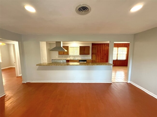 Photo - 2206 Eriksson St