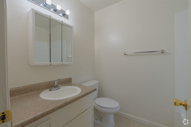 1 habitación, 1 baño - 635 pies cuadrados - Baño - Villa Del Rio Apartments