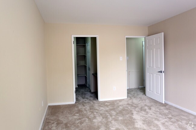 Bedroom w/Walk In Closet