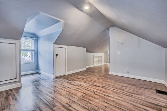 Photo - 470 Falstaff Rd