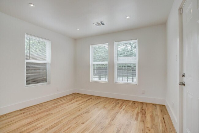 Photo - 6109 N Main St