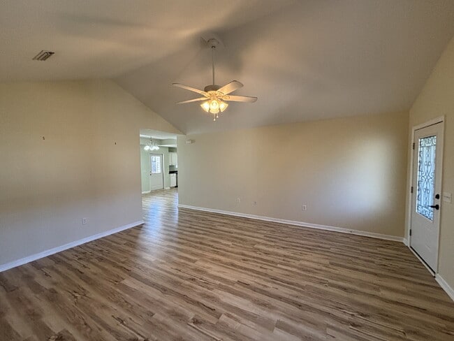 Photo - 472 Jester St