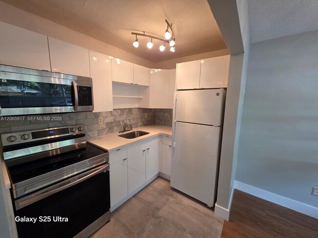 Building Photo - 4732 SW 33rd Ave Unit 104