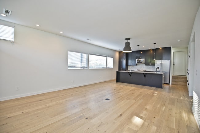 Photo - 716 W Stone St