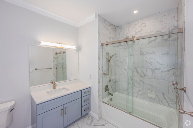 Studio - 469SF - Bathroom - The Promenade at Lynbrook