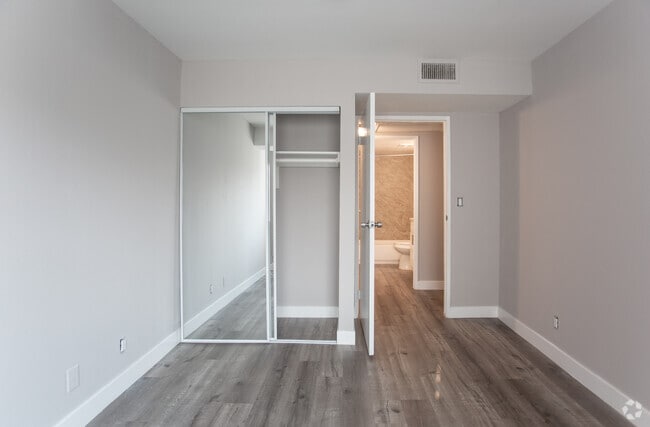 2BR, 2BA-900 SF