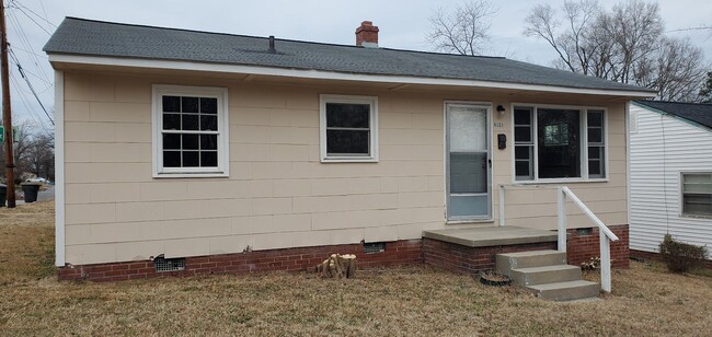 Building Photo - 3 Bedroom 1 Bathroom House!