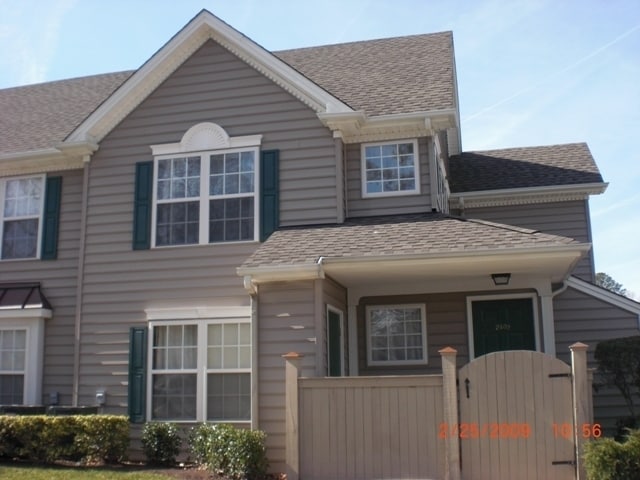 Building Photo - IMMACULATE END UNIT T.HOUSE STYLE CONDO
