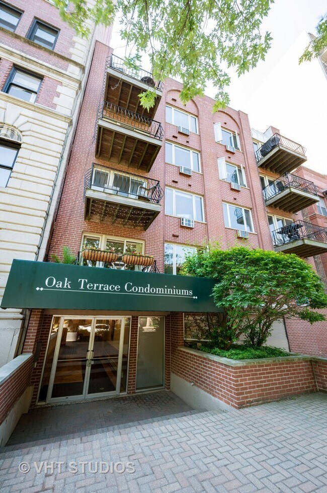 Photo - 435 W Oakdale Ave Condo