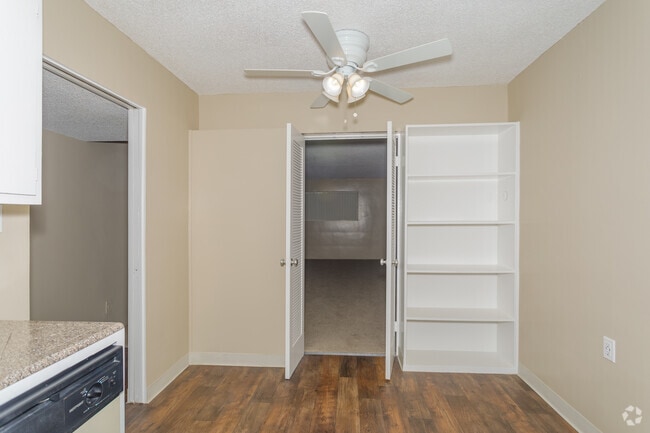 1BR, 1BA - 850 SF
