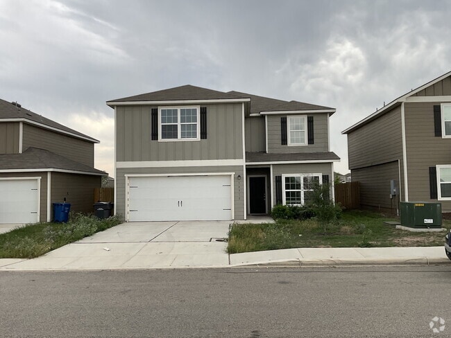 Building Photo - 5 Bedroom Available Now! Rental